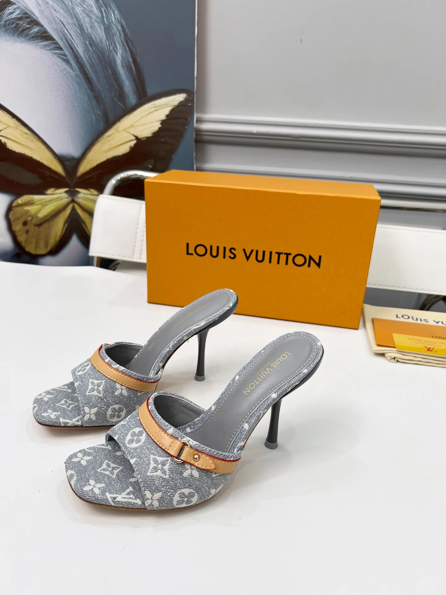 👟👟Ex-factory price 440👟👟 LV new denim kitten heel slippers 2025 summer must-have for goddesses, original replica, super comfortable on the feet. Show off the queen's temperament, the heel height is 9.5CM, which shows your temperament without being tiring. Leather outsole. Standard code: 35-42 (41 and 42 codes are customized, non-returnable and non-exchangeable)